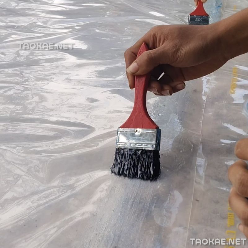 ทาน้ำยาให้สม่ำเสมอบริเวณรอยต่อ