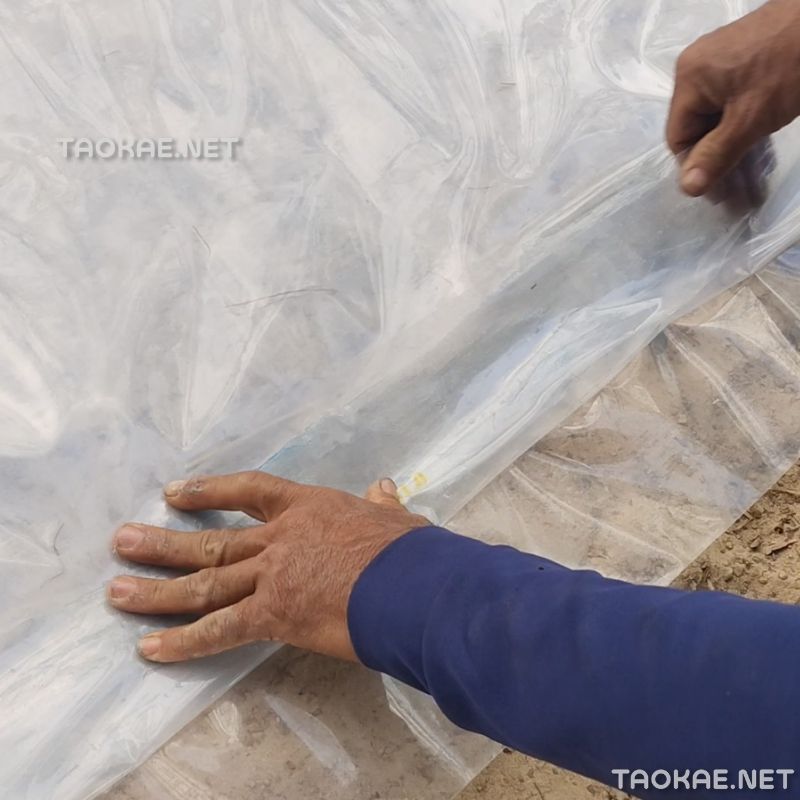 ประกบแผ่นพลาสติกให้แนบสนิท