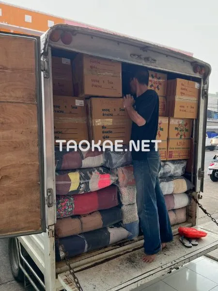 กำลังจัดเรียงสินค้าที่จะจัดส่งขึ้นรถ