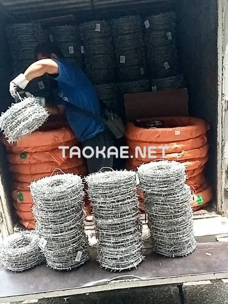 ทีมงานจัดส่งสินค้ากำลังขนม้วนลวดหนามขึ้นรถ