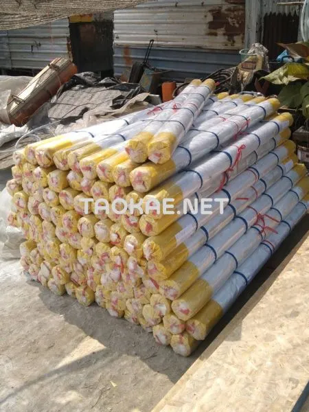 ม้วนพลาสติกปูบ่อ วางเรียงกันเป็นตั้งๆ