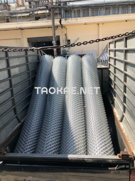 ตาข่ายถัก Chain Link 4 ม้วน บนรถขนส่ง