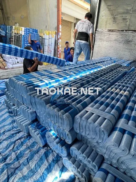 ทีมส่งสินค้าของTAOKAE กำลังขนผ้าฟางลายฟ้าขาว ขึ้นรถบรรทุก