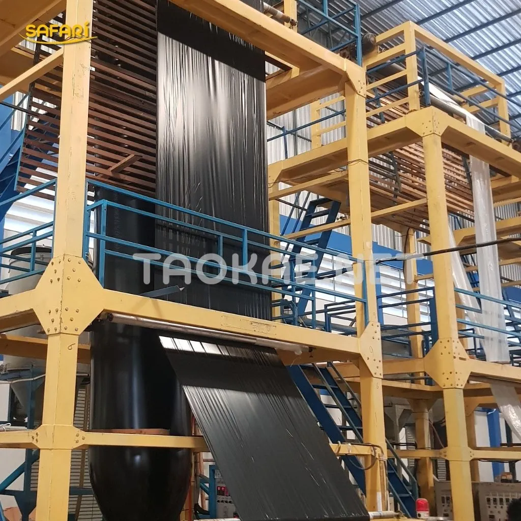 เครื่องจักรกำลังผลิตพลาสติกปูบ่อ