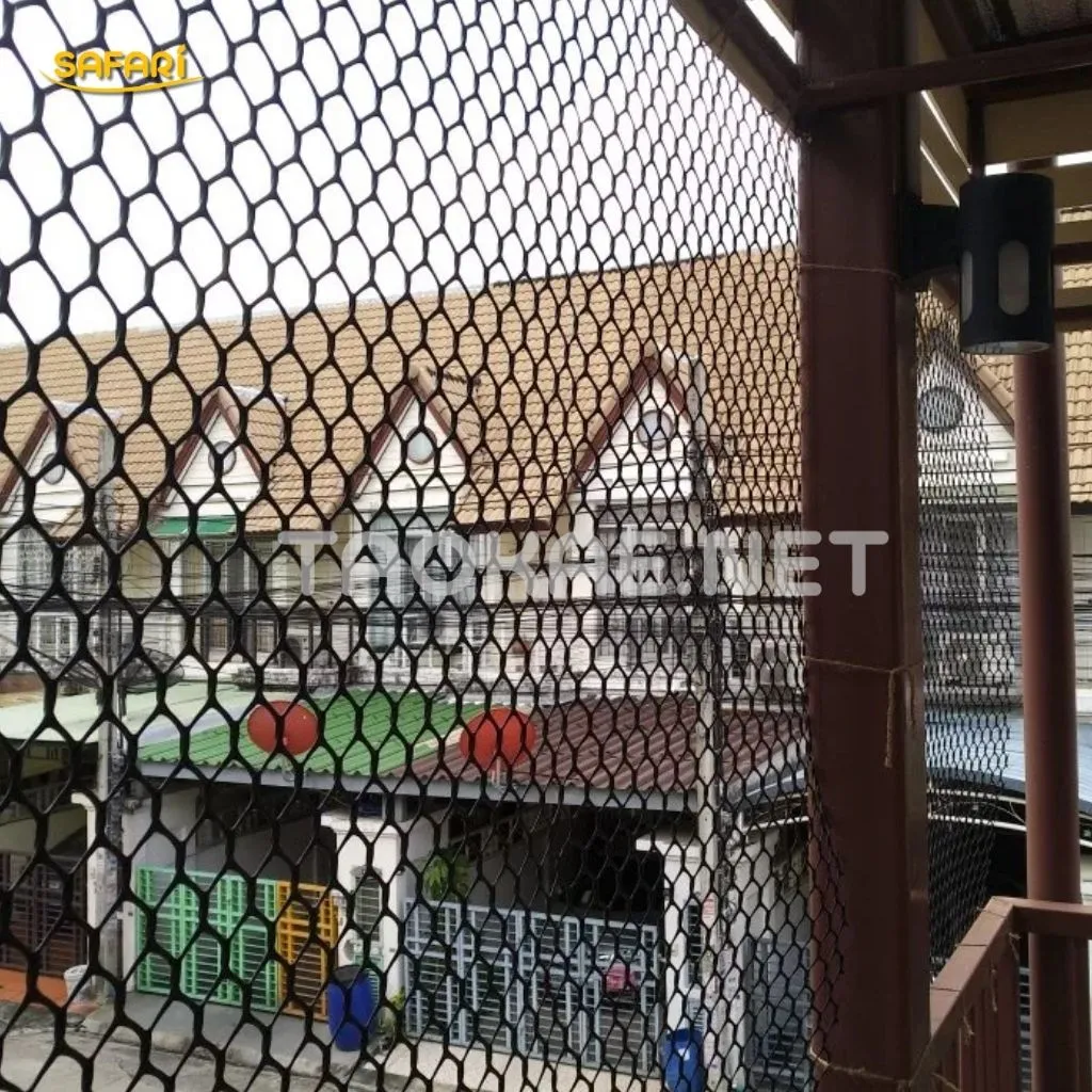 ตาข่ายพลาสติก ใช้ขึงกันนกตรงระเบียงที่พักอาศัย