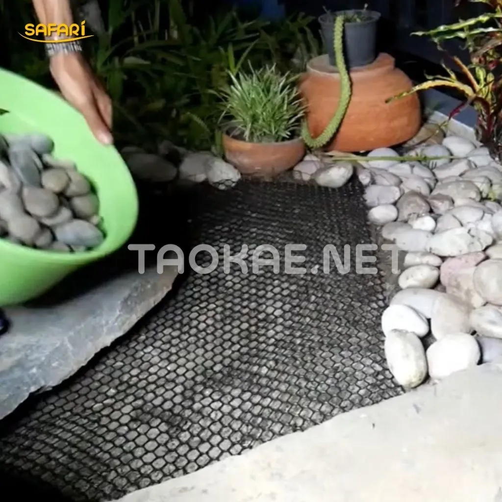 ปูรองหิน ไม่ให้หินที่จัดสวนหายไปกับดิน โดยใช้ตาข่ายพลาสติก
